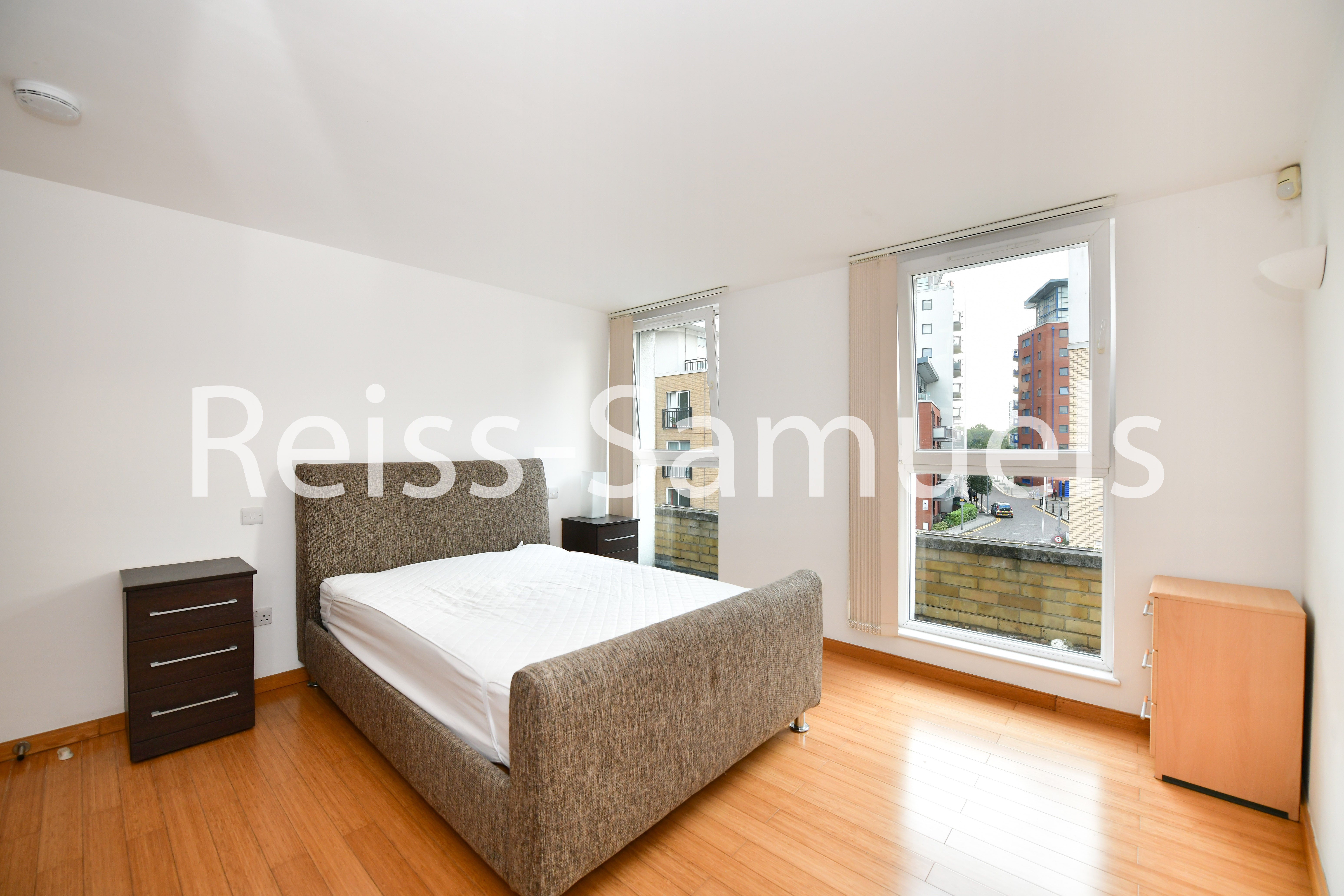 Flat Westferry Road in Greater London