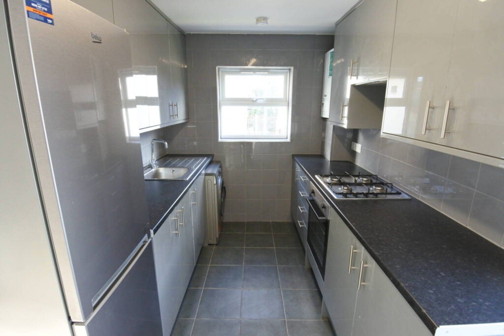 Flat Harlesden Road in Greater London