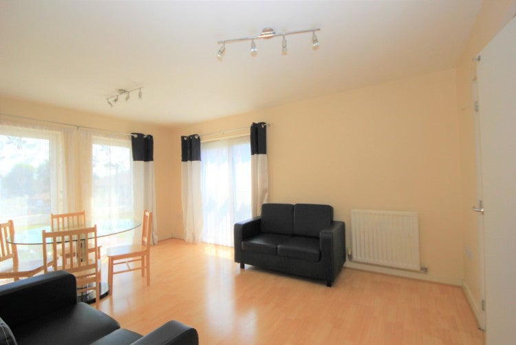 Flat Fortune Avenue in Greater London