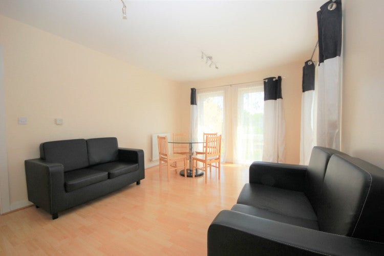 Flat Fortune Avenue in Greater London