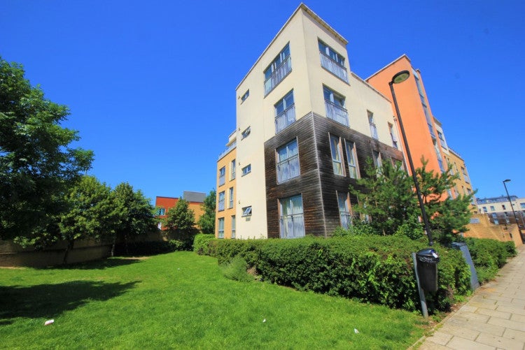 Flat Fortune Avenue in Greater London