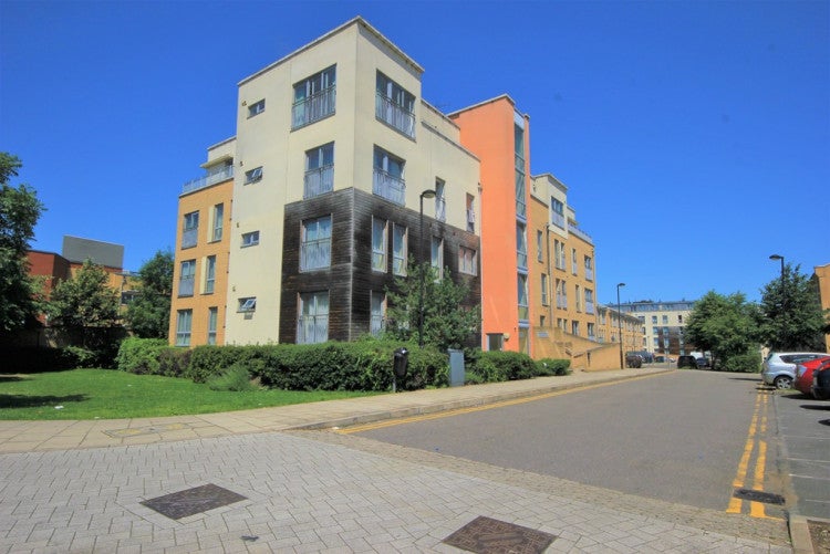 Flat Fortune Avenue in Greater London