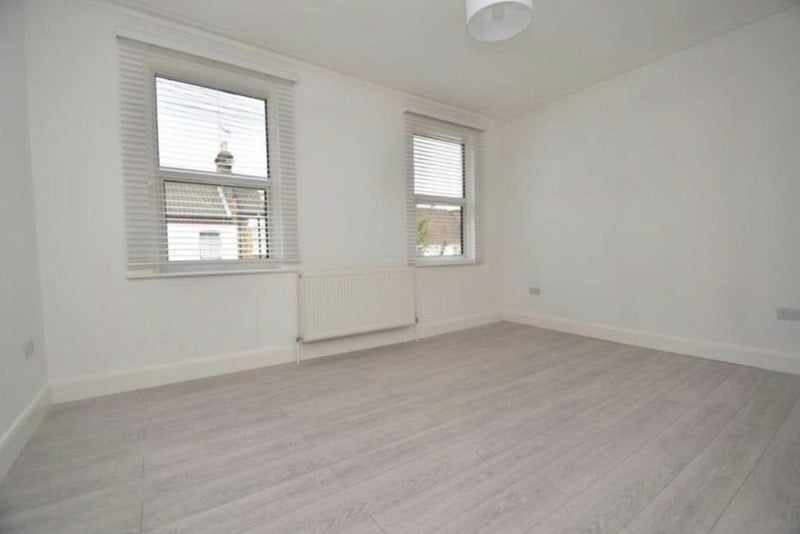 Room Queen's Road in Greater London