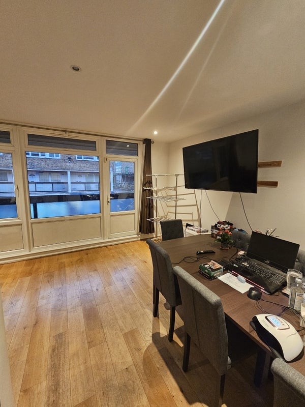 Flat Maddock Way in Greater London