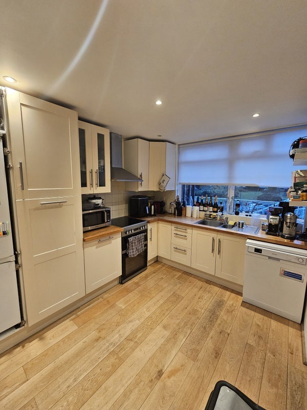 Flat Maddock Way in Greater London