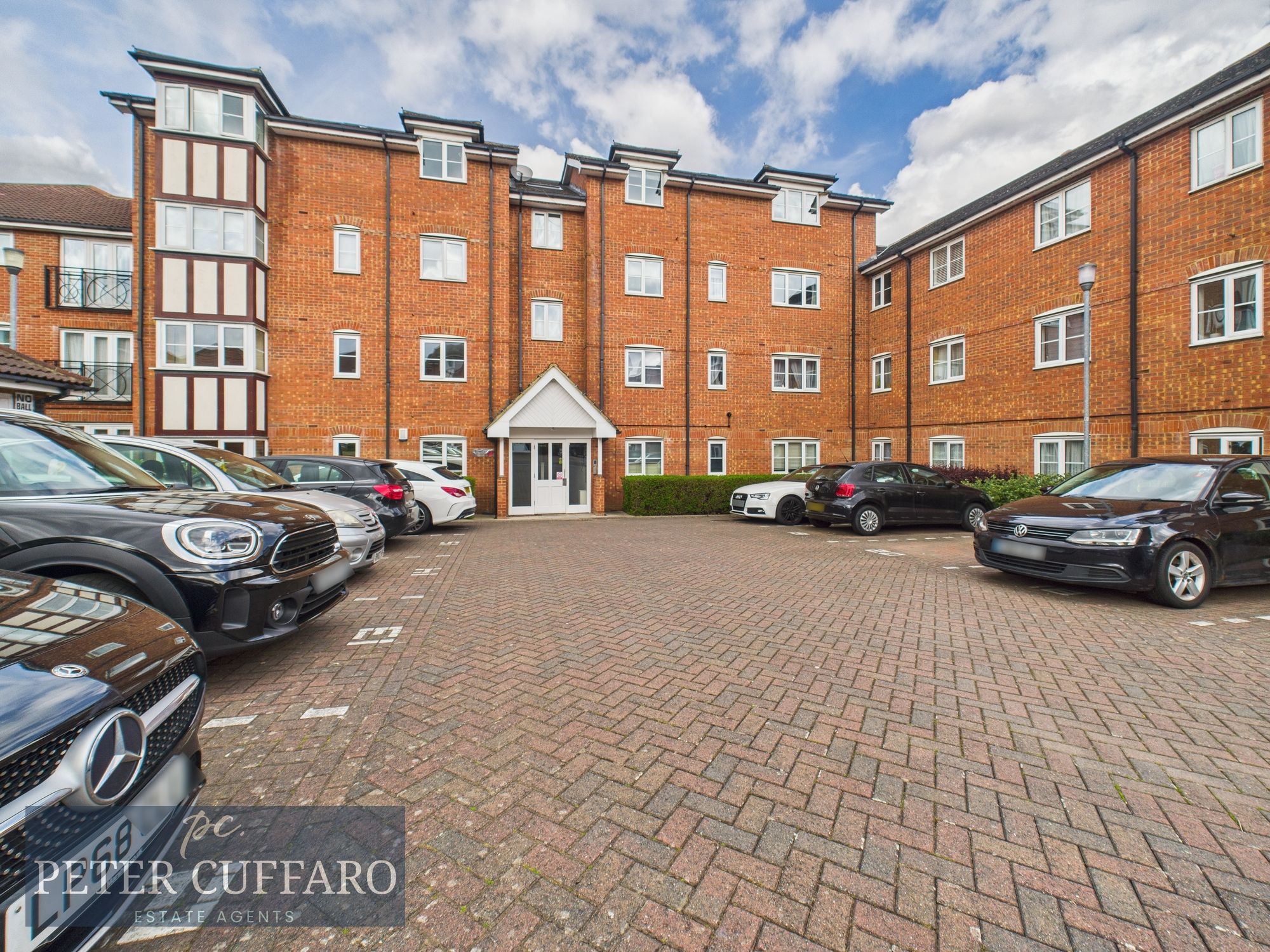 Flat Ottawa Court in Broxbourne