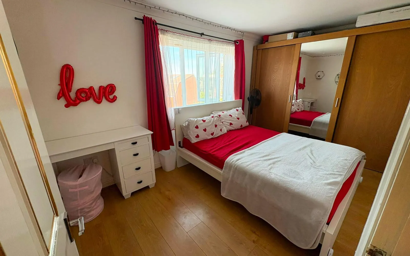 Flat Fentiman Way in Greater London