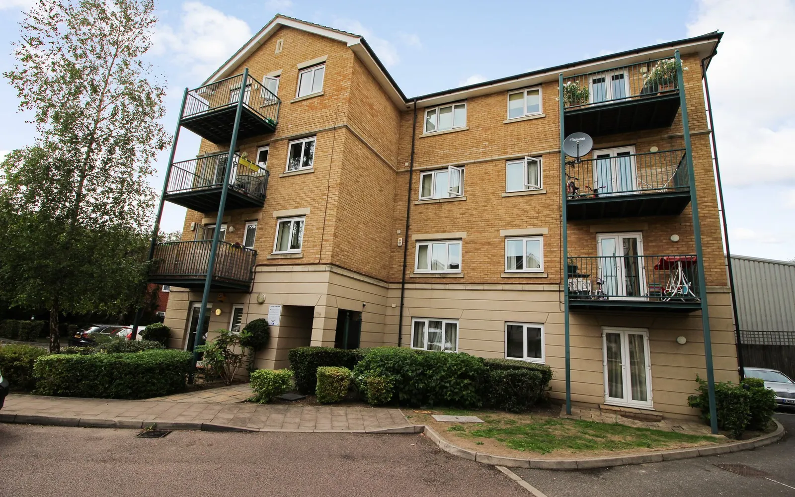 Flat Fentiman Way in Greater London
