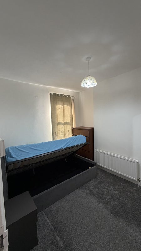 Room Tennyson Road in Greater London