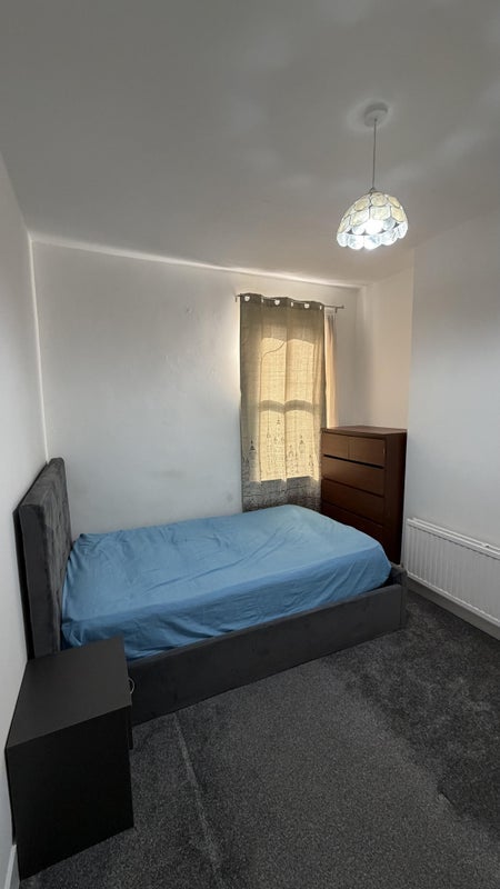 Room Tennyson Road in Greater London