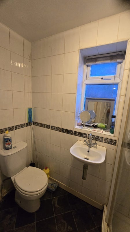 Room Blisworth Close in Manchester