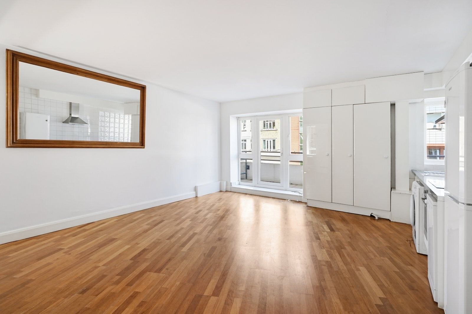 Flat Harrington Road in Greater London