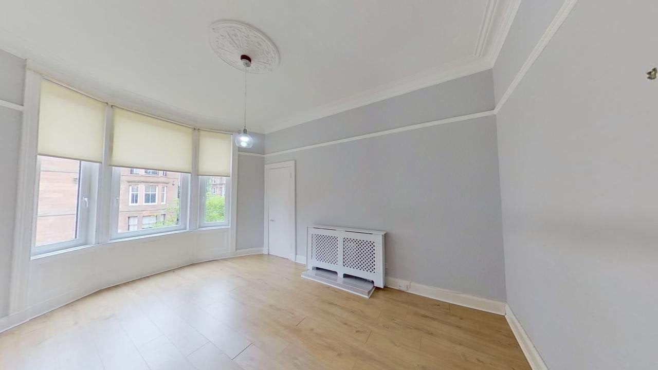 Flat Clarence Drive in Glasgow
