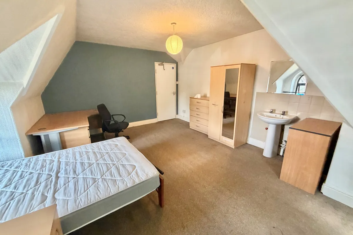 Room Forest Road West in Nottingham