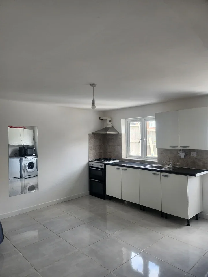 Flat Laburnum Avenue in Dartford