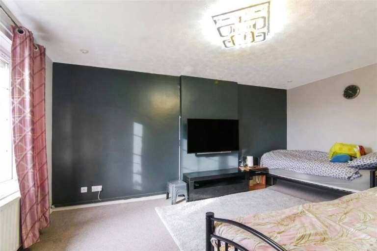 Flat Gamrie Drive in Glasgow