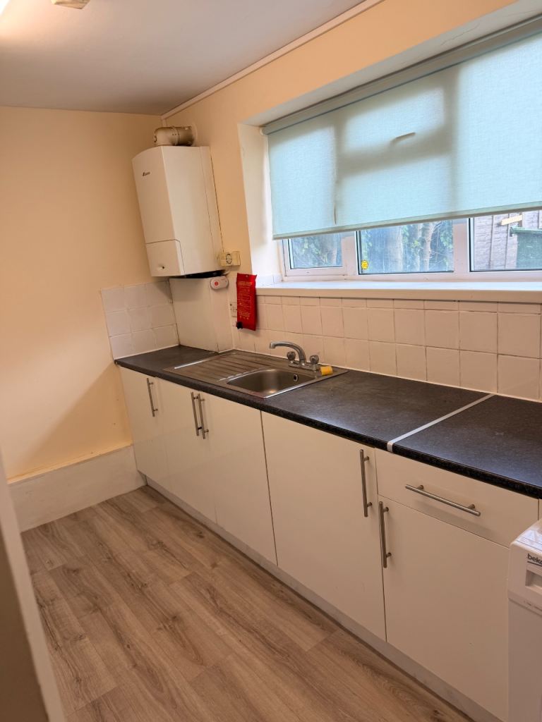Flat Spencer Road in Greater London