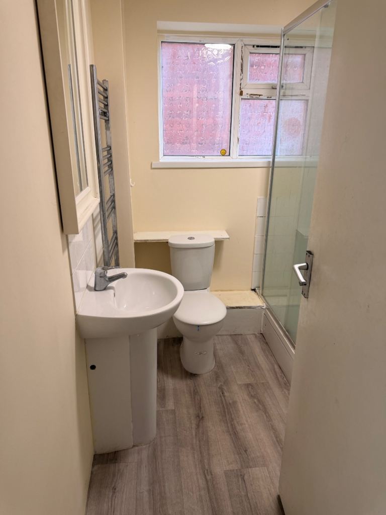 Flat Spencer Road in Greater London