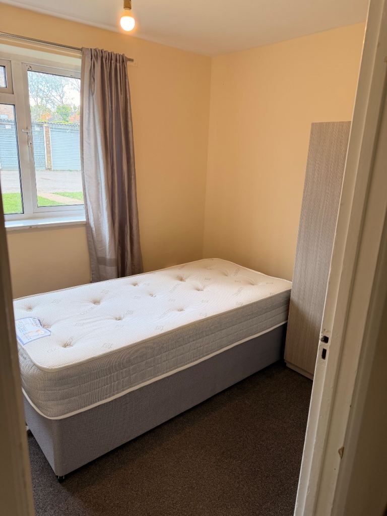 Flat Spencer Road in Greater London