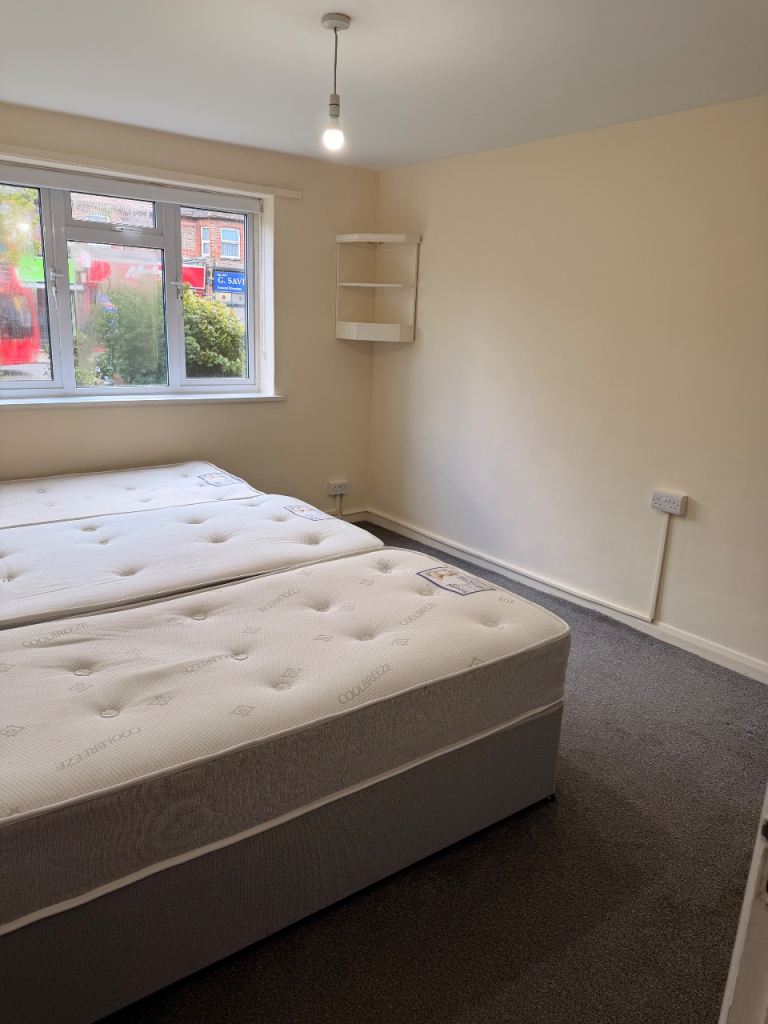 Flat Spencer Road in Greater London