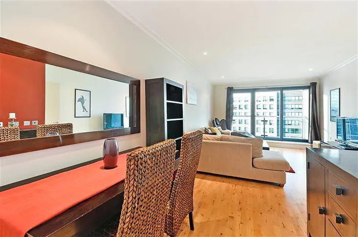 Flat South Quay Square in Greater London
