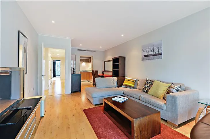 Flat South Quay Square in Greater London