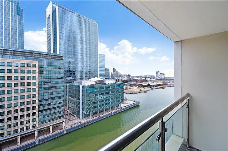 Flat South Quay Square in Greater London