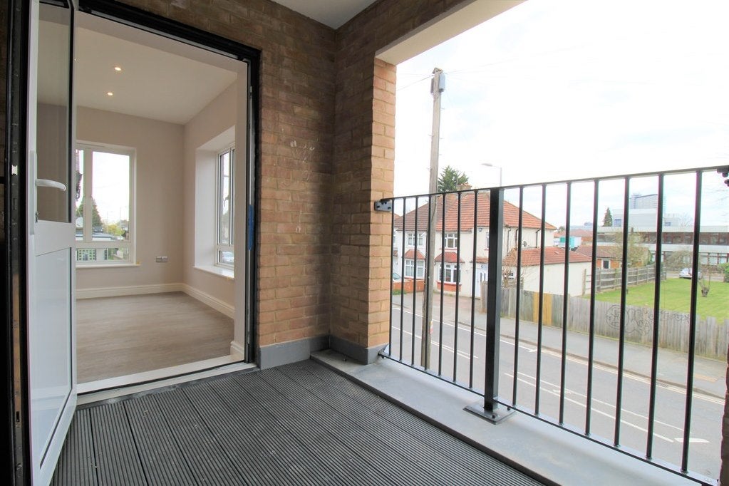 Flat Ravenscar Road in London