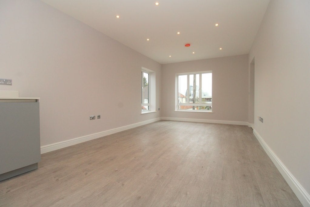 Flat Ravenscar Road in London