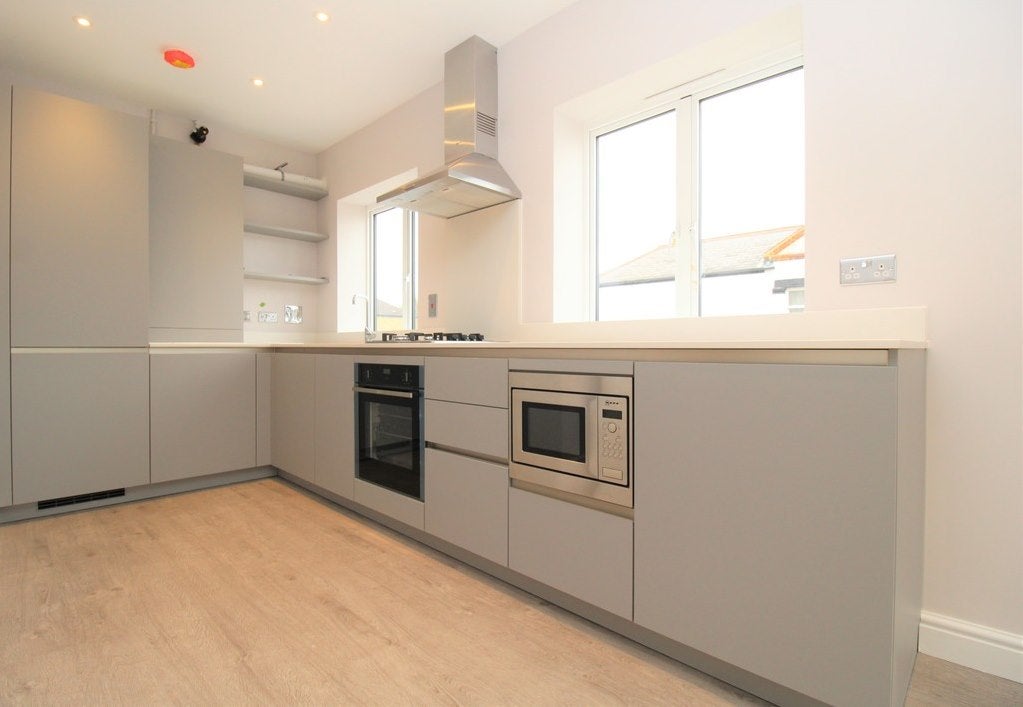Flat Ravenscar Road in London