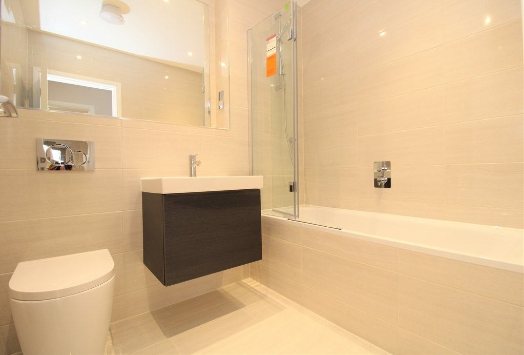 Flat Ravenscar Road in London