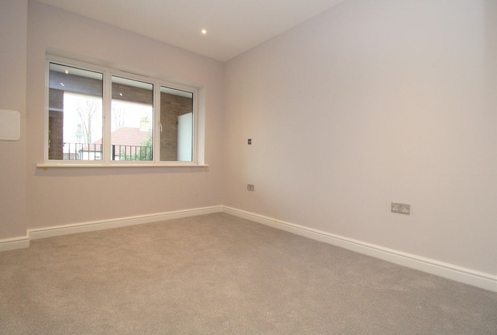Flat Ravenscar Road in London