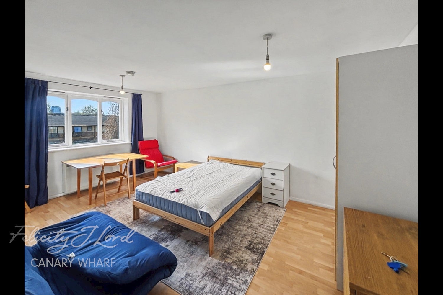 Flat Telegraph Place in Greater London