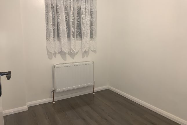 Flat Mandeville Road in Greater London