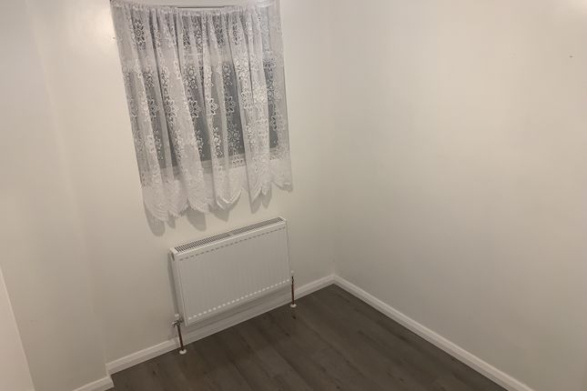 Flat Mandeville Road in Greater London
