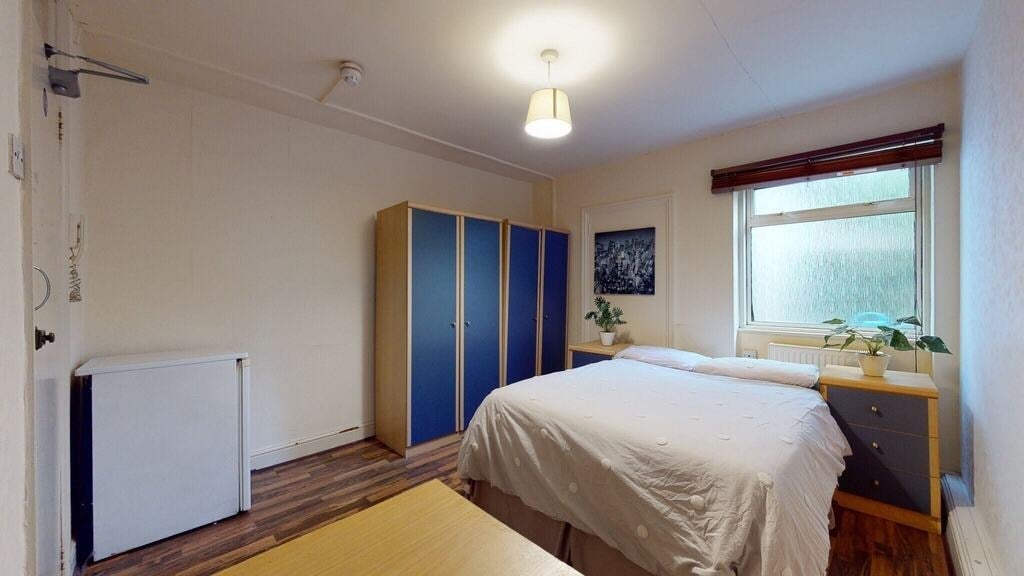 Room Chichele Road in Greater London