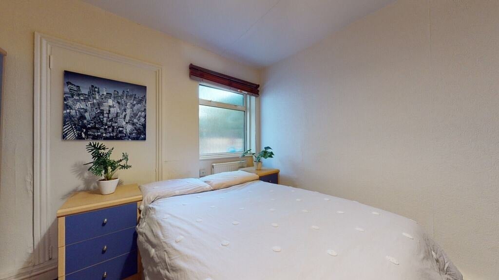 Room Chichele Road in Greater London