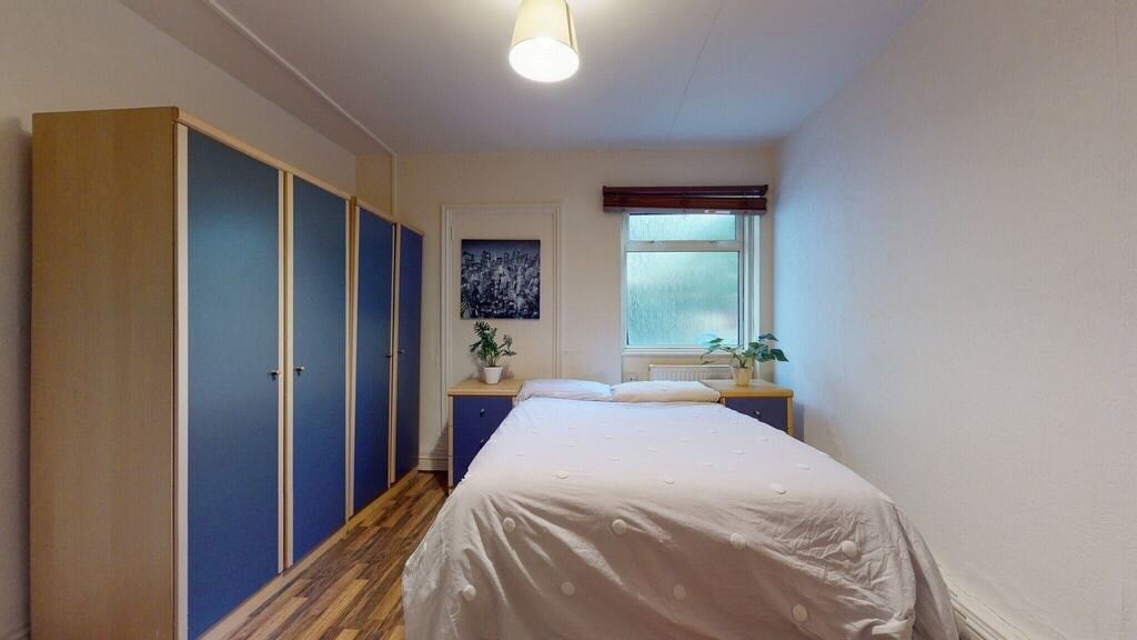 Room Chichele Road in Greater London
