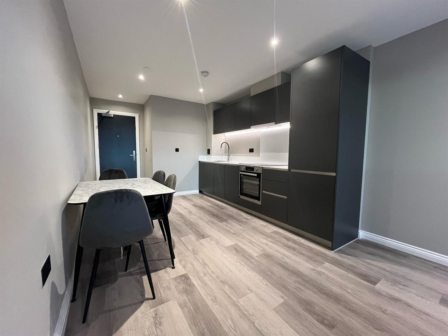 Flat Whitehall Road in Leeds
