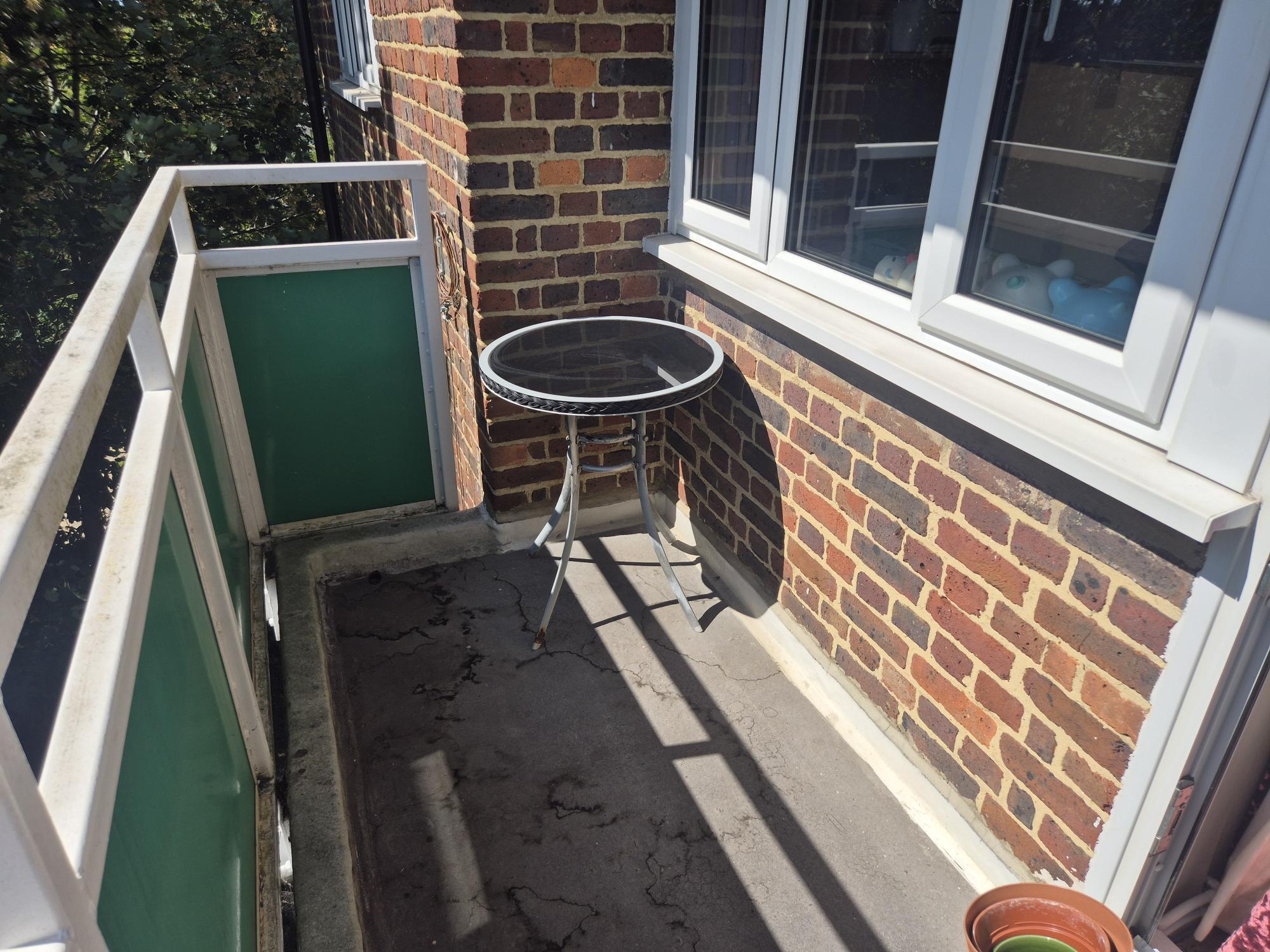 Flat Kingsdown Avenue in Greater London