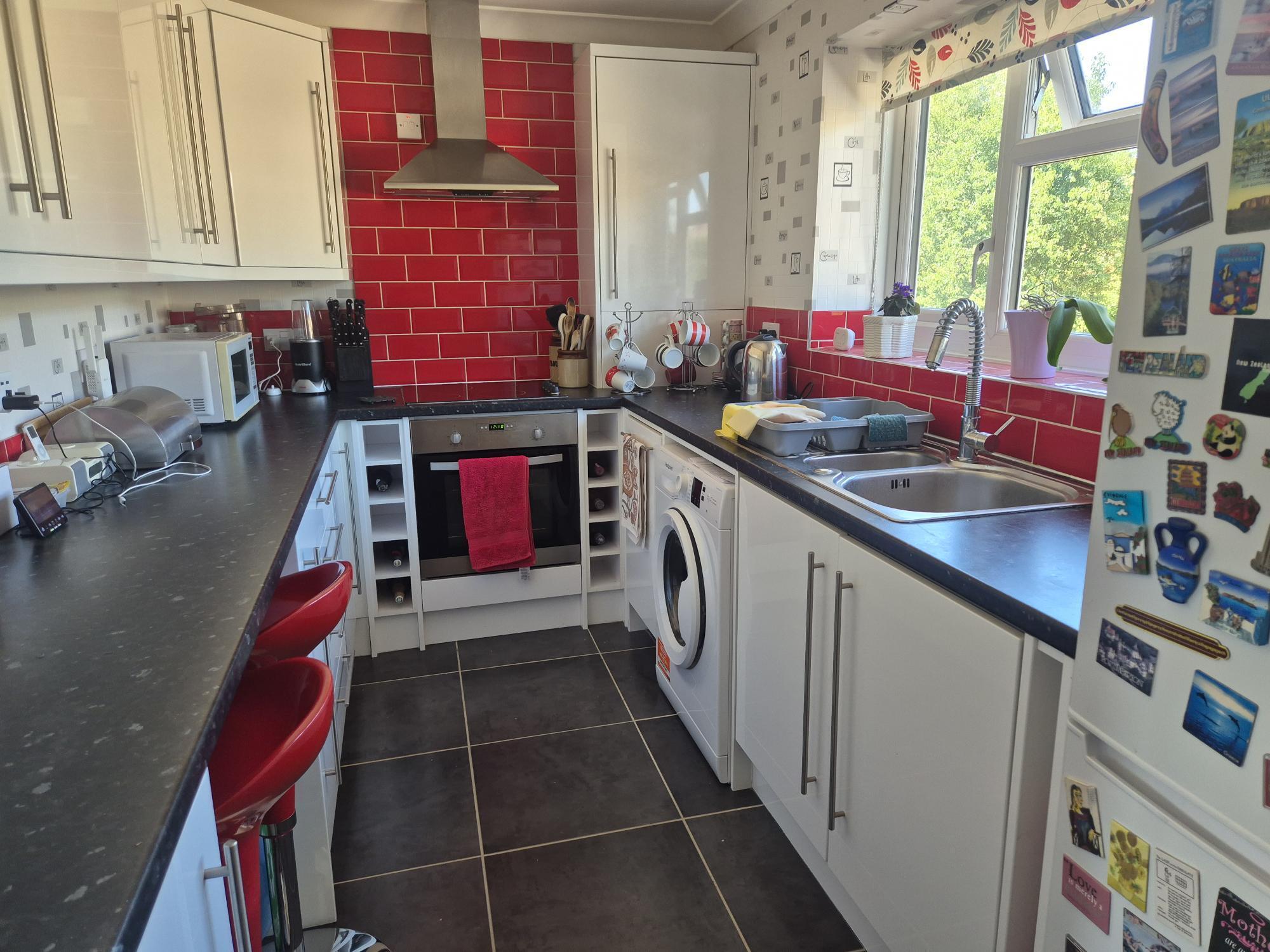 Flat Kingsdown Avenue in Greater London