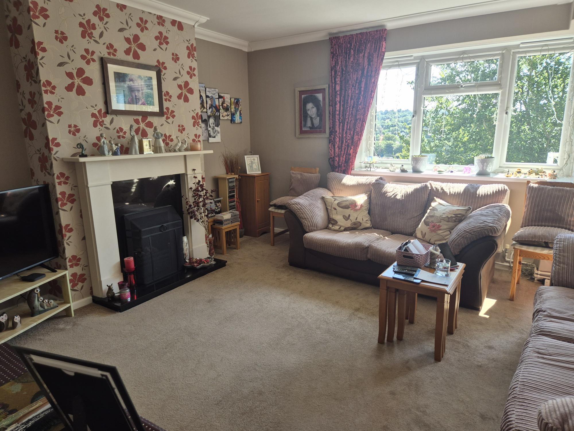 Flat Kingsdown Avenue in Greater London
