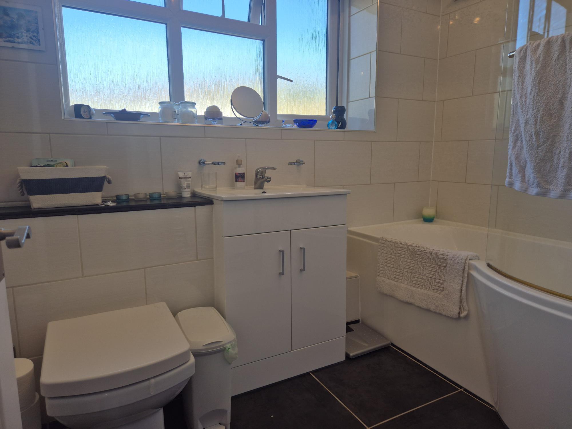 Flat Kingsdown Avenue in Greater London