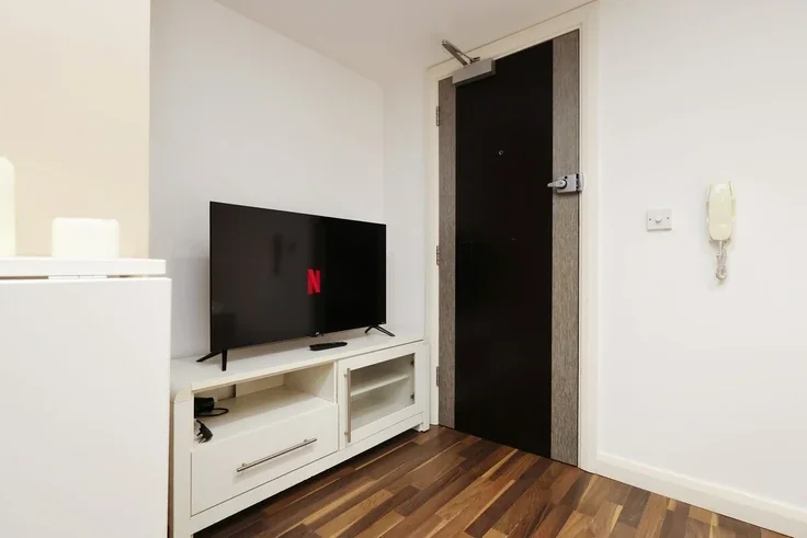 Room City Road in Cardiff