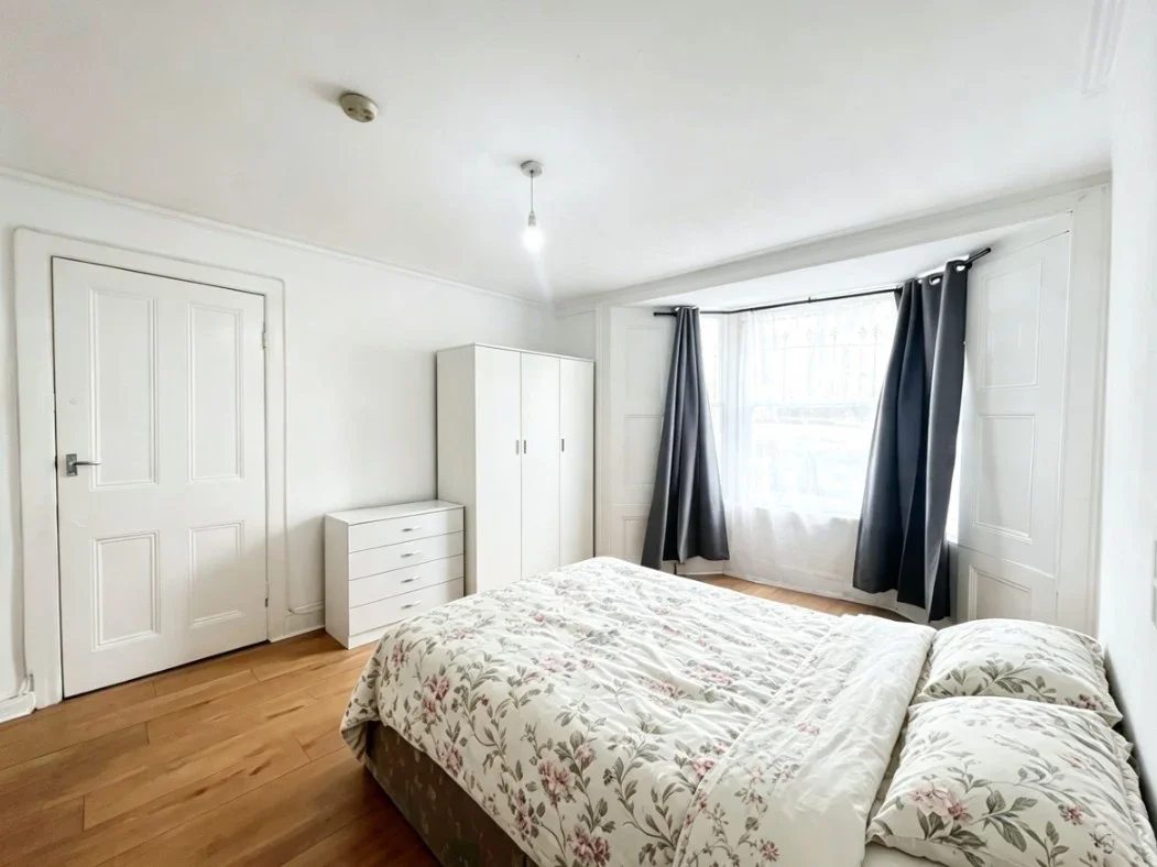 Flat Berriman Road in Greater London