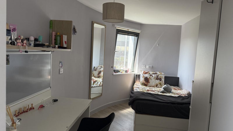 Room Newport Road in Cardiff