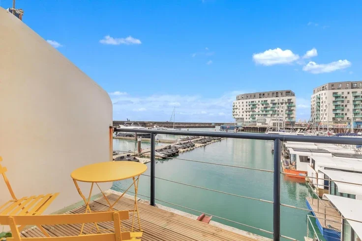 Flat North Wall Promenade in Roedean
