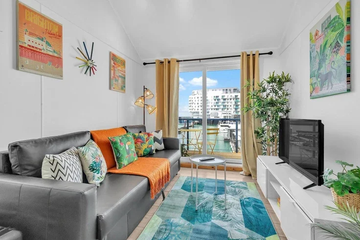 Flat North Wall Promenade in Roedean