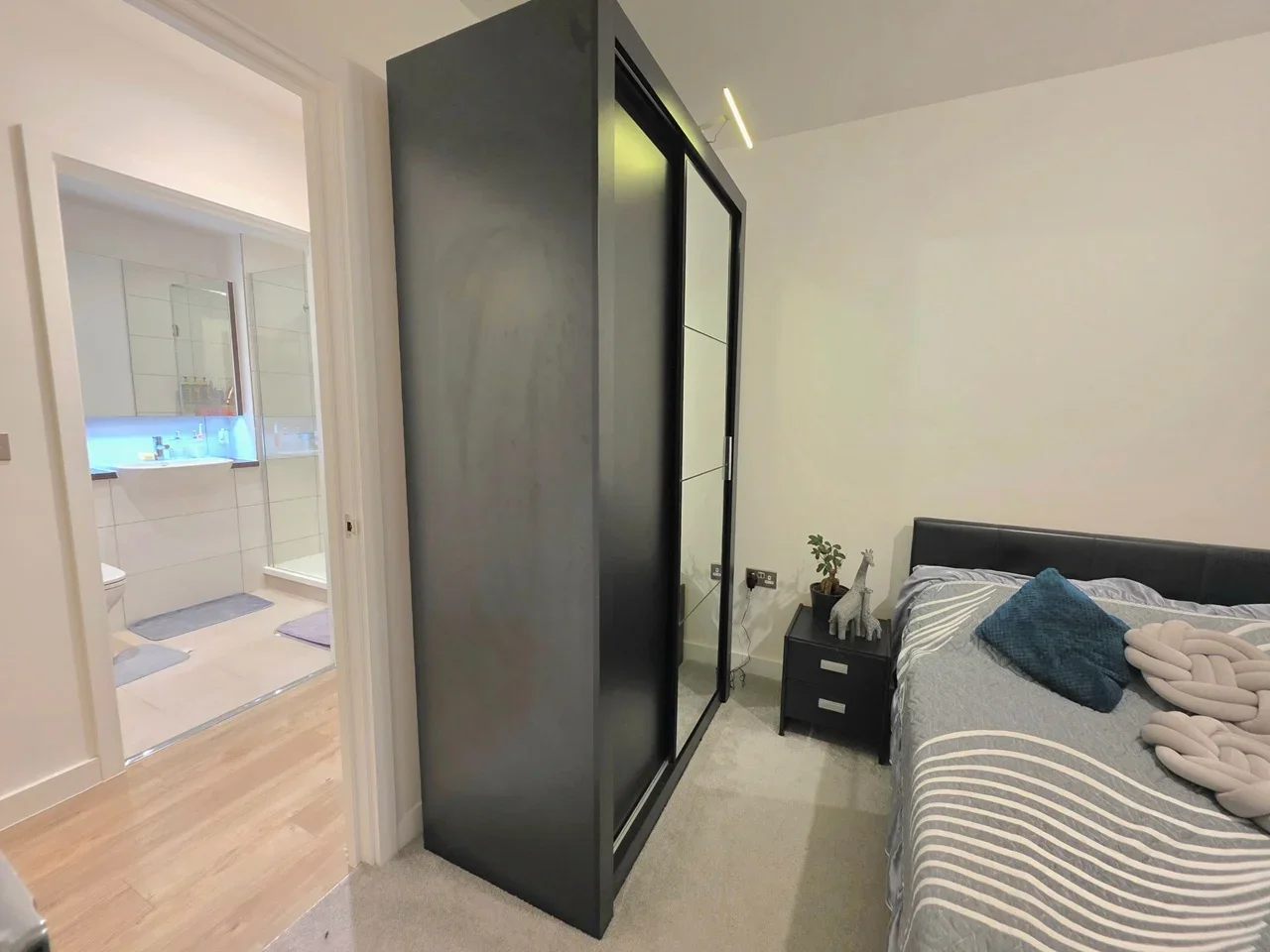 Room Plowden Road in Greater London