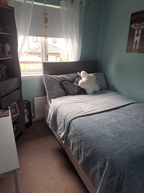 Room Waverley Crescent in Livingston